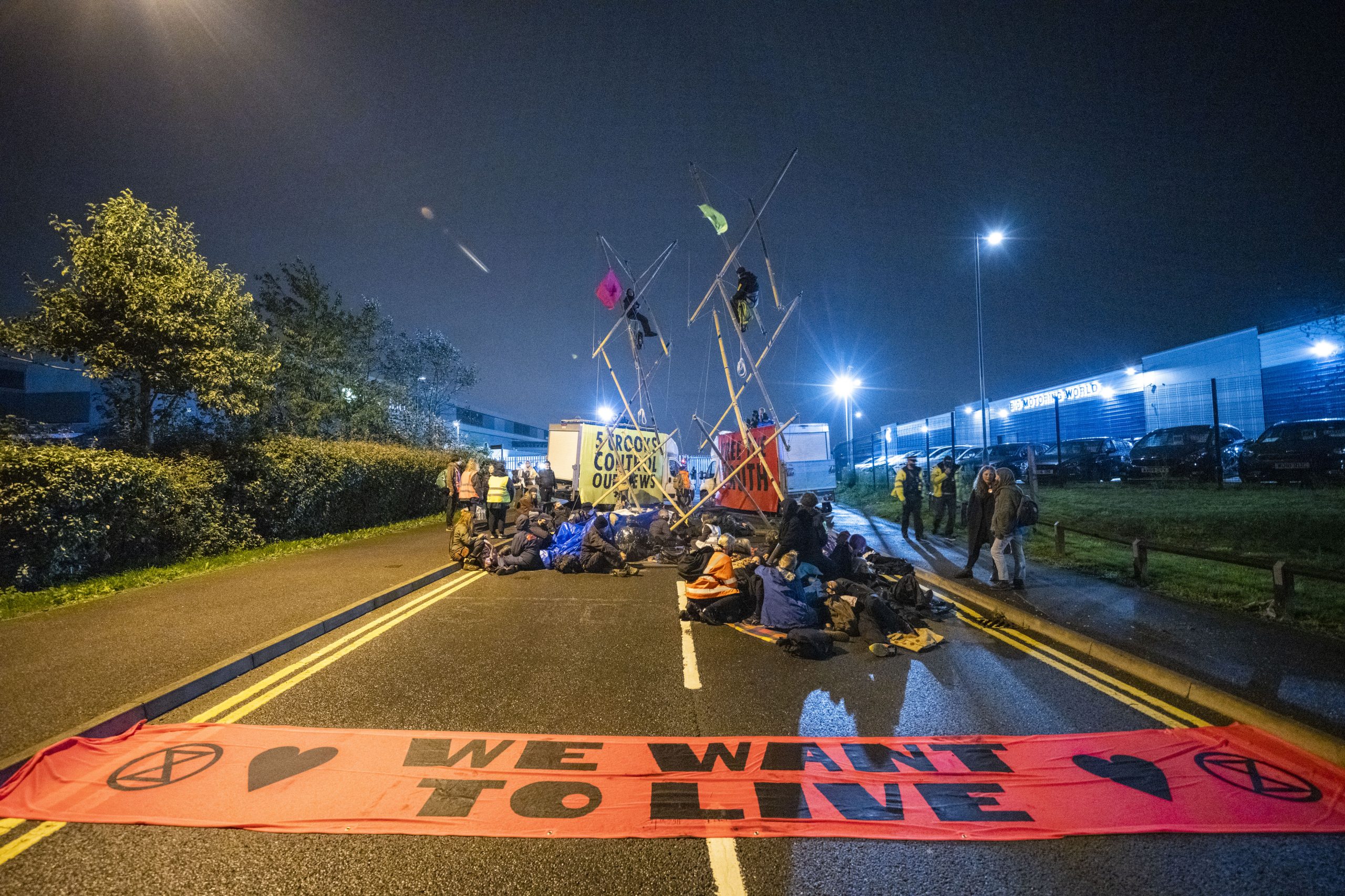 BREAKING: Extinction Rebellion blocks News Corps Printworks