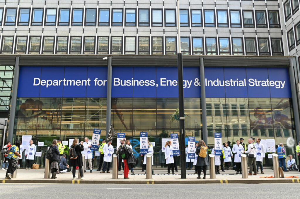 Extinction Rebellion and XR Scientists glued themselves to the doors of the Department for Business, Energy and Industrial strategy.